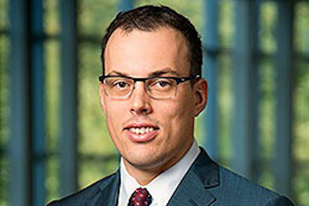 Studio headshot of economics alumnus Lee Reiners.